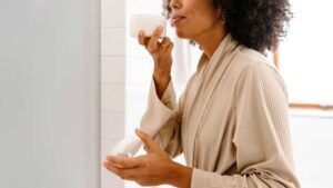 femme sentant une crème