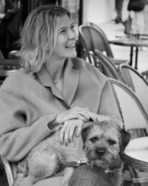 Hélène Gateau avec son chien en terrasse