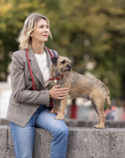Hélène Gateau en promenade avec son chien
