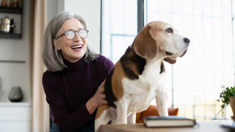 une femme de 50 ans avec son chien