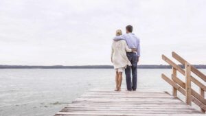deux personnes de 50 ans se tenant dans les bras