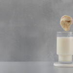 poudre de créatine dans un verre de lait