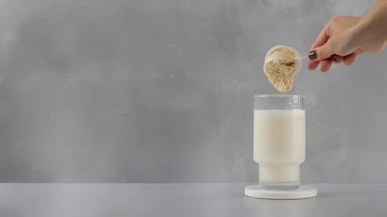 poudre de créatine dans un verre de lait