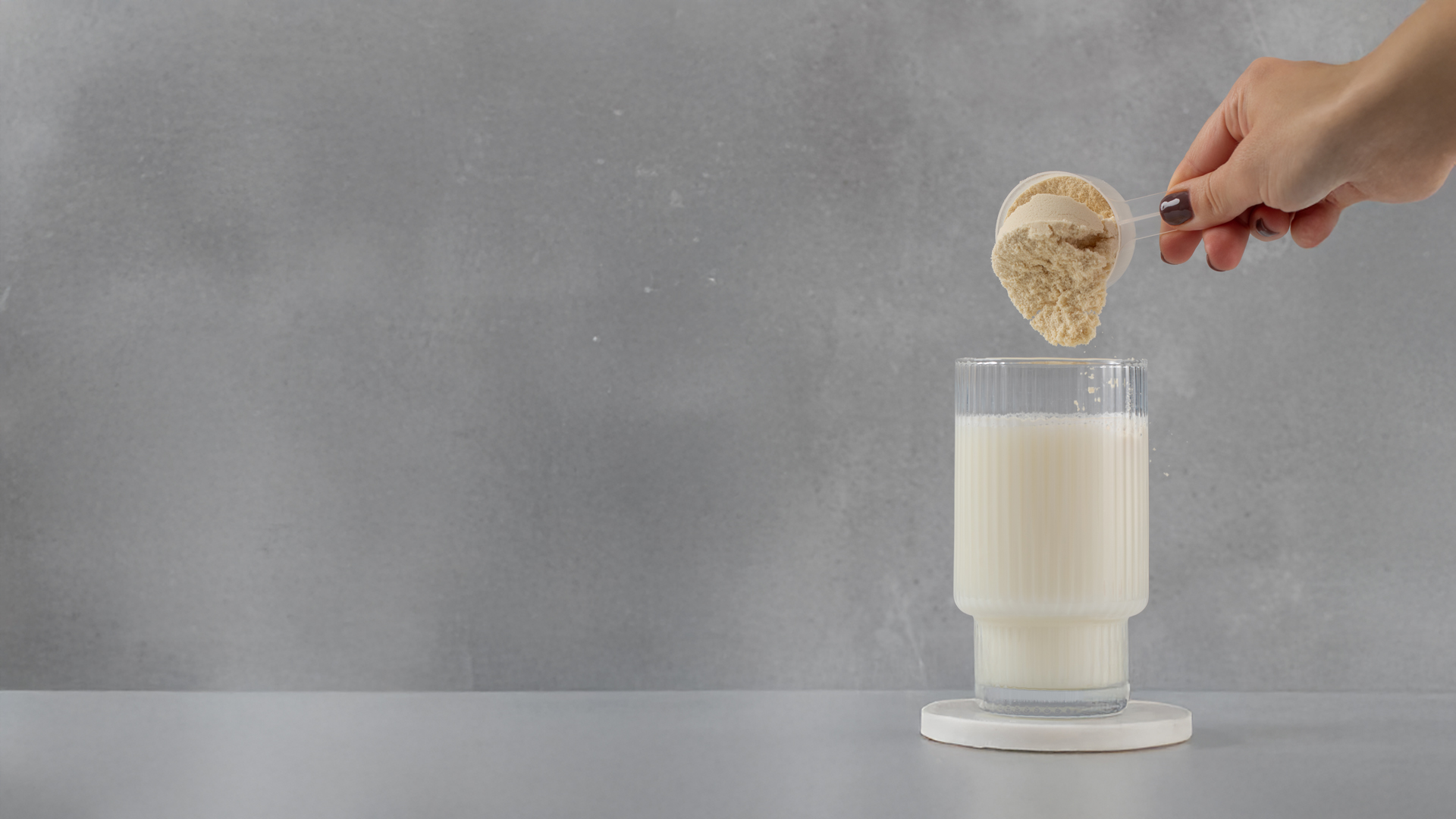 poudre de créatine dans un verre de lait