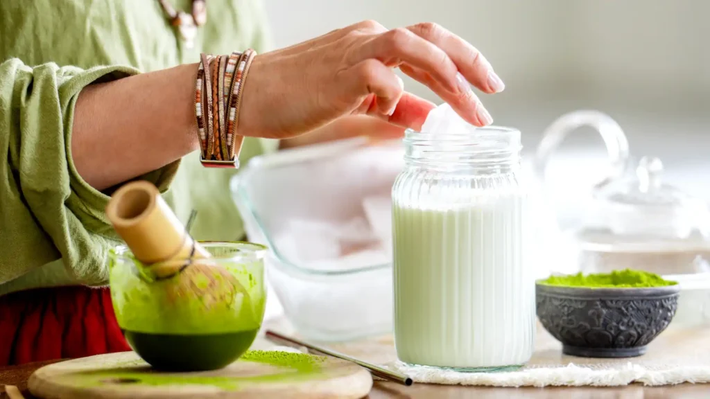 une femme préparant un thé matcha