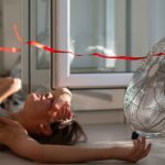 femme se refroidissant devant un ventilateur