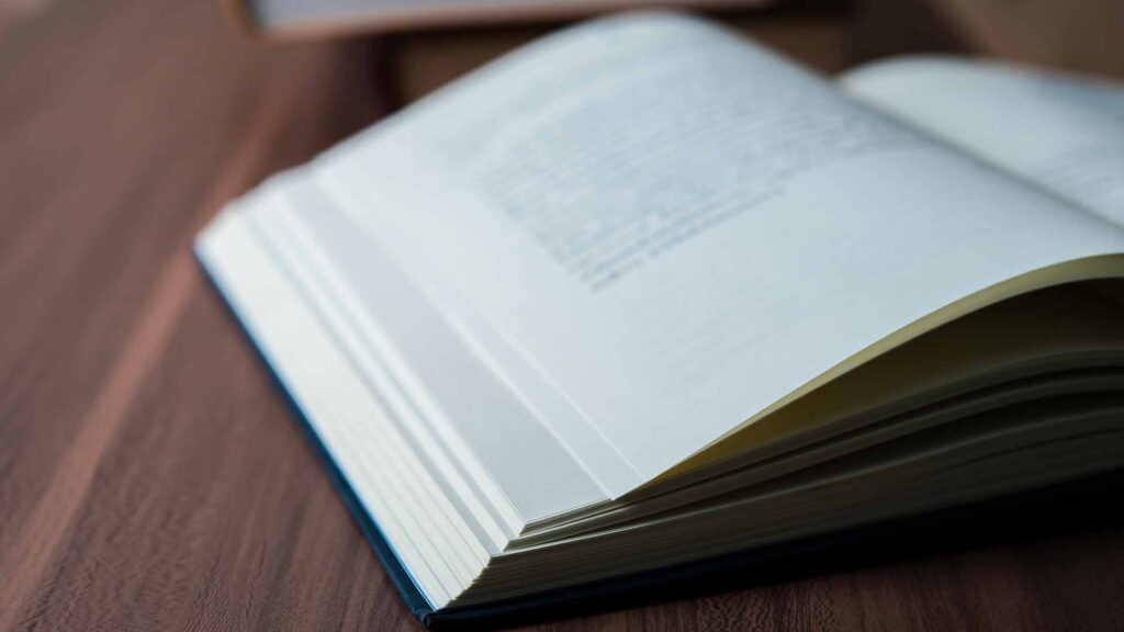 livre ouvert sur une table
