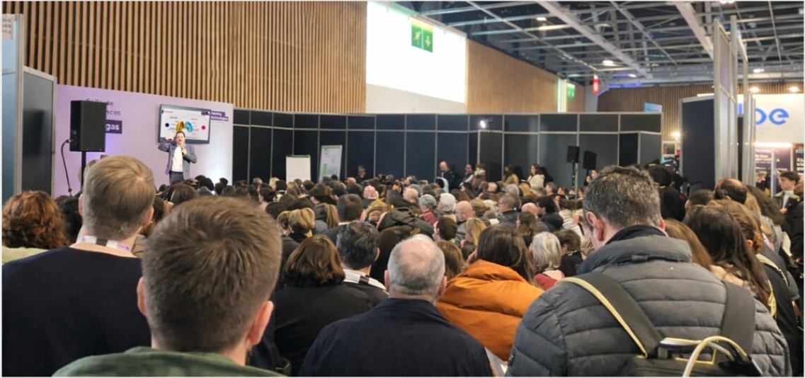 Stéphane Ginocchio lors d’une conférence devant un public