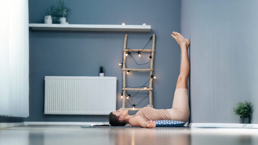 femme faisant du Pilates au mur